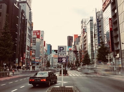 在高层建筑附近道路上行驶的车辆